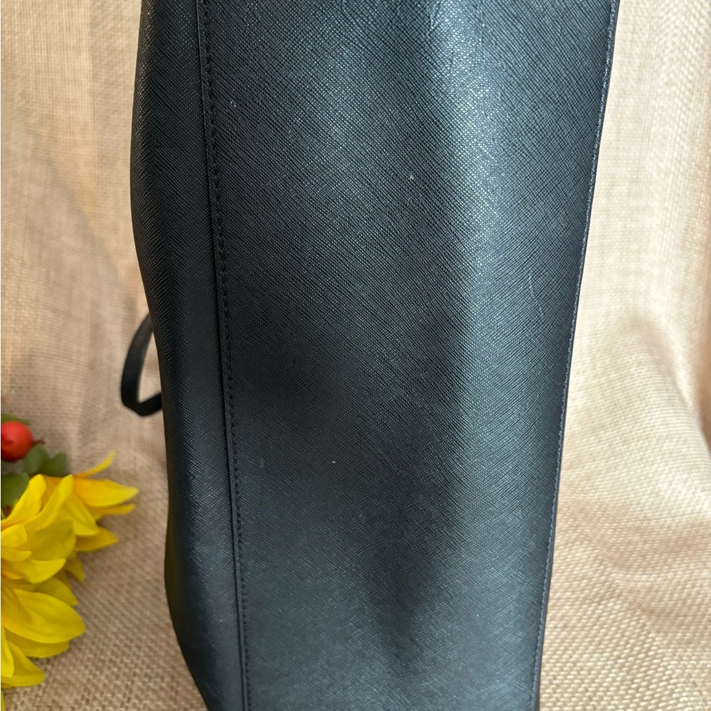 Large black Michael Kors tote bag with gold hardware EUC - Picture 9 of 9